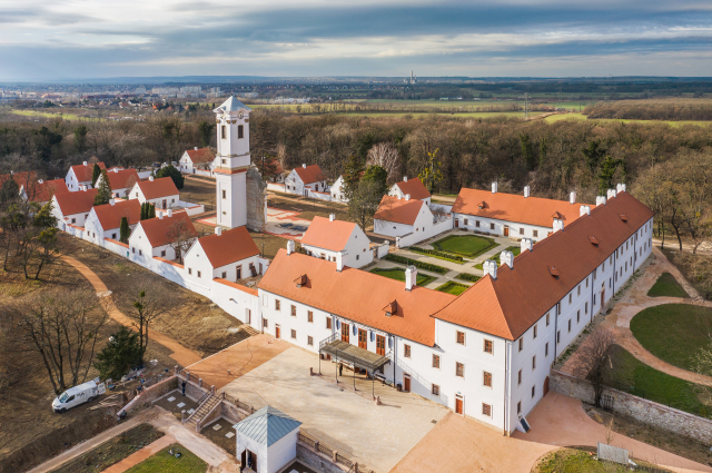 Kostoly, kláštory