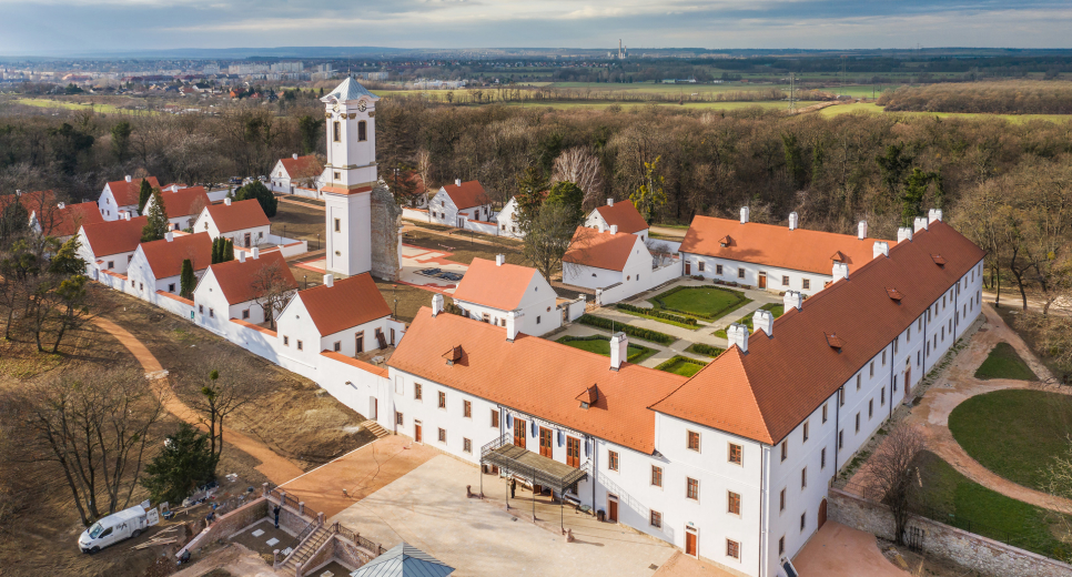 Kostoly, kláštory